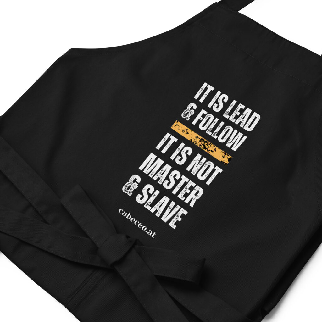 organic-cotton-apron-black-zoomed-in-64df297698c21.jpg Lead and Follow - Schürze aus Bio-Baumwolle