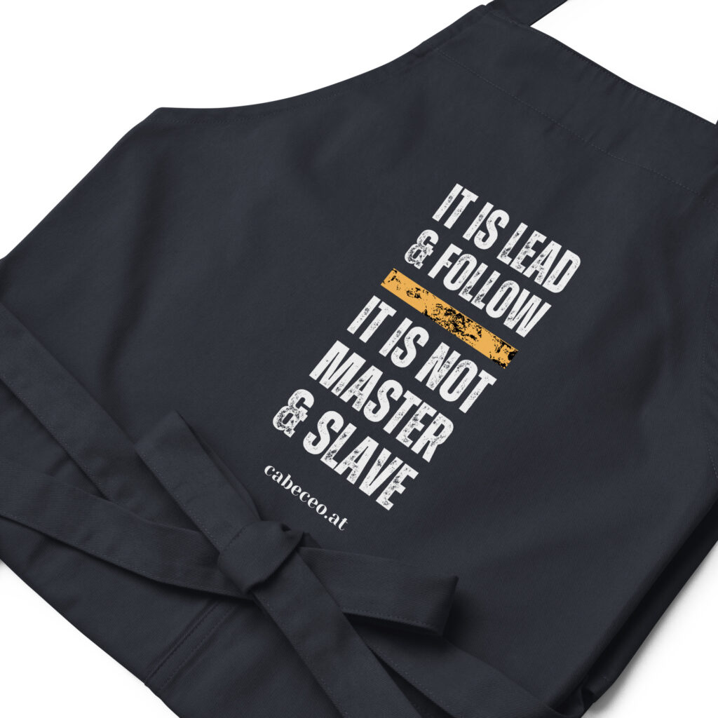 organic-cotton-apron-navy-zoomed-in-64df297698caf.jpg Lead and Follow - Schürze aus Bio-Baumwolle